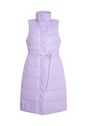 Gilet en duvet lavande avec col haut, taille ceinturée et texture matelassée. Dispose de poches latérales et d'une finition lisse.