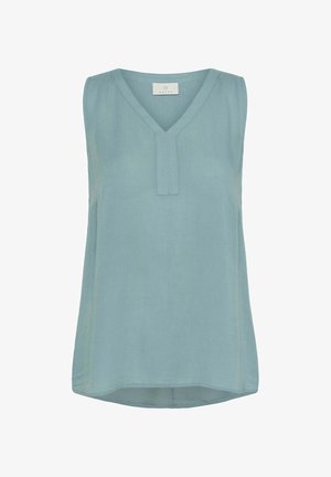Débardeur en tissu bleu clair avec col en V et détail à rabat. Texture lisse, coupe décontractée et ourlet arrière légèrement plus long.