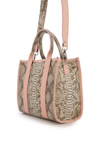 Strukturierte Handtasche mit texturiertem beige Schlangenprint und rosa Lederakzenten, ausgestattet mit zwei Griffen und einem verstellbaren Schultergurt.