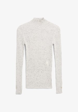Lichtgrijze geribbelde trui met een opstaande kraag, lange mouwen en een subtiele gespikkelde textuur. Bevat een klein logodetail nabij de zoom.