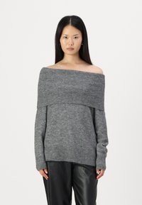 Pull en maille douce gris, décolleté épaule avec des manches longues, des poignets et un ourlet côtelés. Coupe décontractée pour plus de confort.