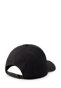 Gorra de béisbol negra con una corona estructurada, seis paneles, agujeros de ventilación y una correa de plástico ajustable en la parte posterior.