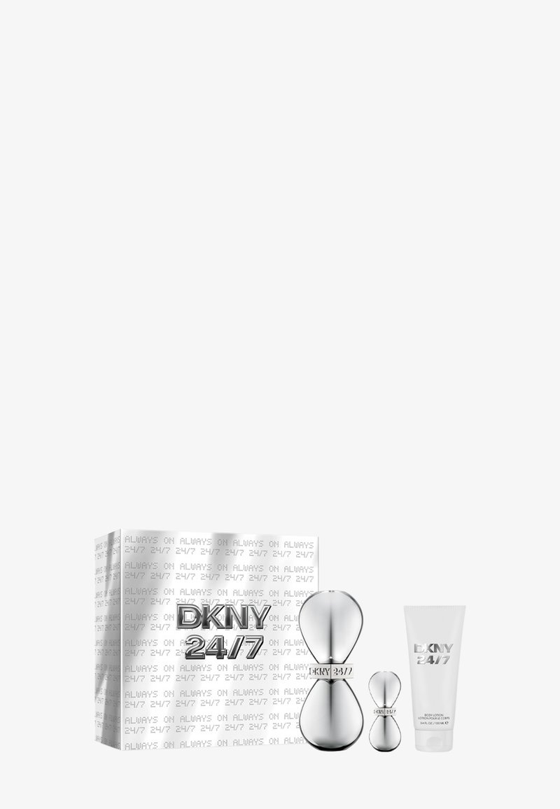 Coffret cadeau parfum DKNY 24/7 avec deux flacons argentés en forme de sablier et un tube de lotion corporelle blanc à côté d’une boîte blanche avec texte répété.