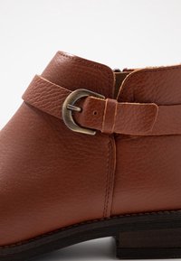 Clarks Botines bajos - brown