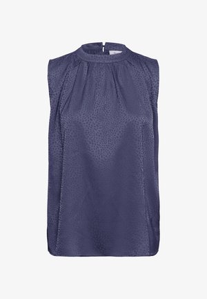 Ærmeløs mørkeblå satinbluse med subtilt teksturmønster, høj halsudskæring og rynkede detaljer under kraven.