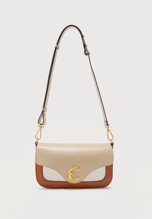 Bézs, fehér és barna bőrből készült válltáska állítható pánttal és arany színű kapocs díszítéssel a fedél elején.