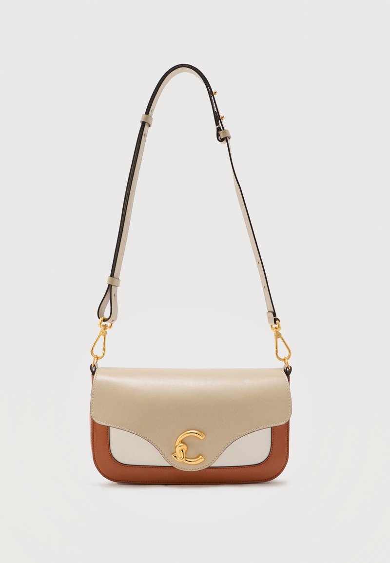Τσάντα ώμου από δέρμα σε μπεζ, λευκό και καφέ χρώμα, με ρυθμιζόμενο ιμάντα και χρυσή αγκράφα στο μπροστινό καπάκι.
