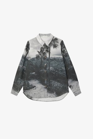 Košile s dlouhým rukávem a knoflíkovým zapínáním, zdobená fotografickým krajinným potiskem v černé a bílé barvě, s kontrastním bílým límečkem a knoflíky.