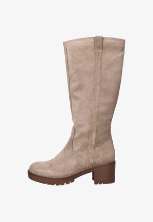 Kniehoge beige suède laars met een blokhak, voorzien van een gestikt zijkant en een gestructureerde zool voor grip.