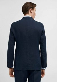Tamno plava lanena blazer jakna s jednim otvorom, dugim rukavima i dugmadima na manžetama; glatka tekstura; minimalistički dizajn bez vidljivih ukrasa.