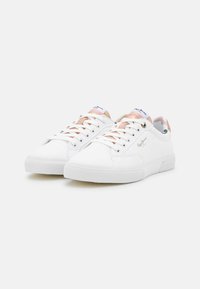 Sneakers bianchi con una finitura liscia, che presentano accenti rosa chiaro sulla linguetta e sui fori per i lacci, e una suola in gomma testurizzata.