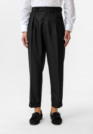 Zwarte geplooide broek met een getailleerde pasvorm, voorzien van zijzakken, een tailleband met knopen, omslagen en een gladde stoftextuur.