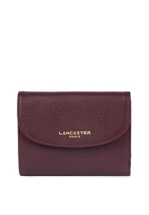 Petit portefeuille en cuir marron foncé avec fermeture à rabat et logo doré Lancaster Paris à l'avant.