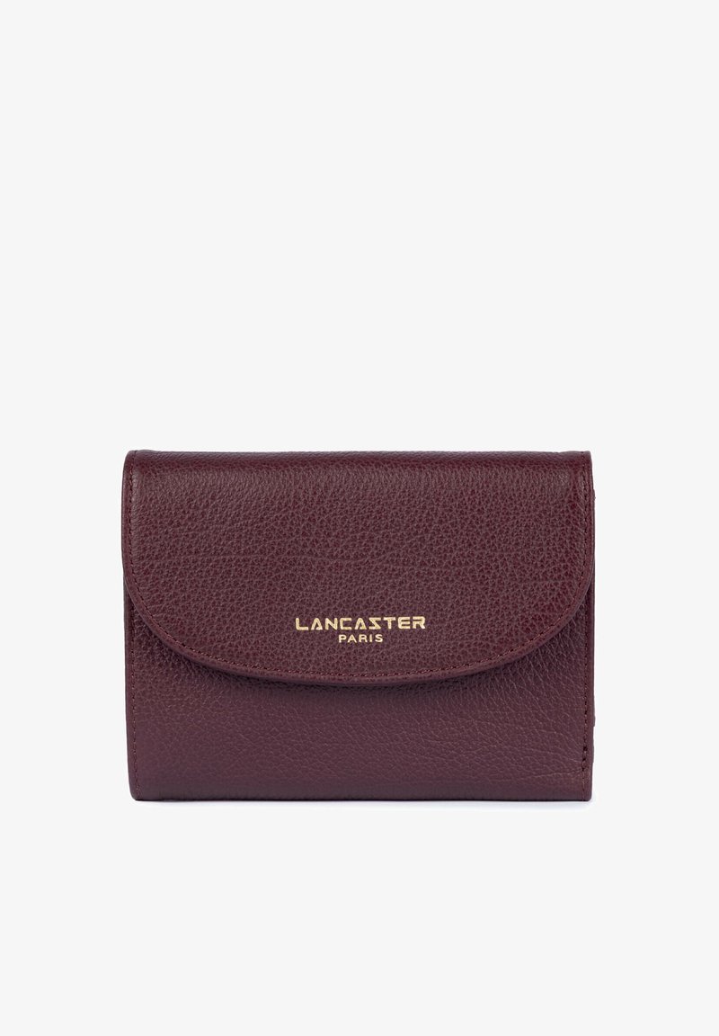 Petit portefeuille en cuir marron foncé avec fermeture à rabat et logo doré Lancaster Paris à l'avant.