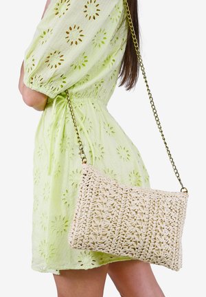 Bolso de hombro de paja trenzada con forma rectangular, de color crema claro, superficie texturada y correa de cadena metálica.