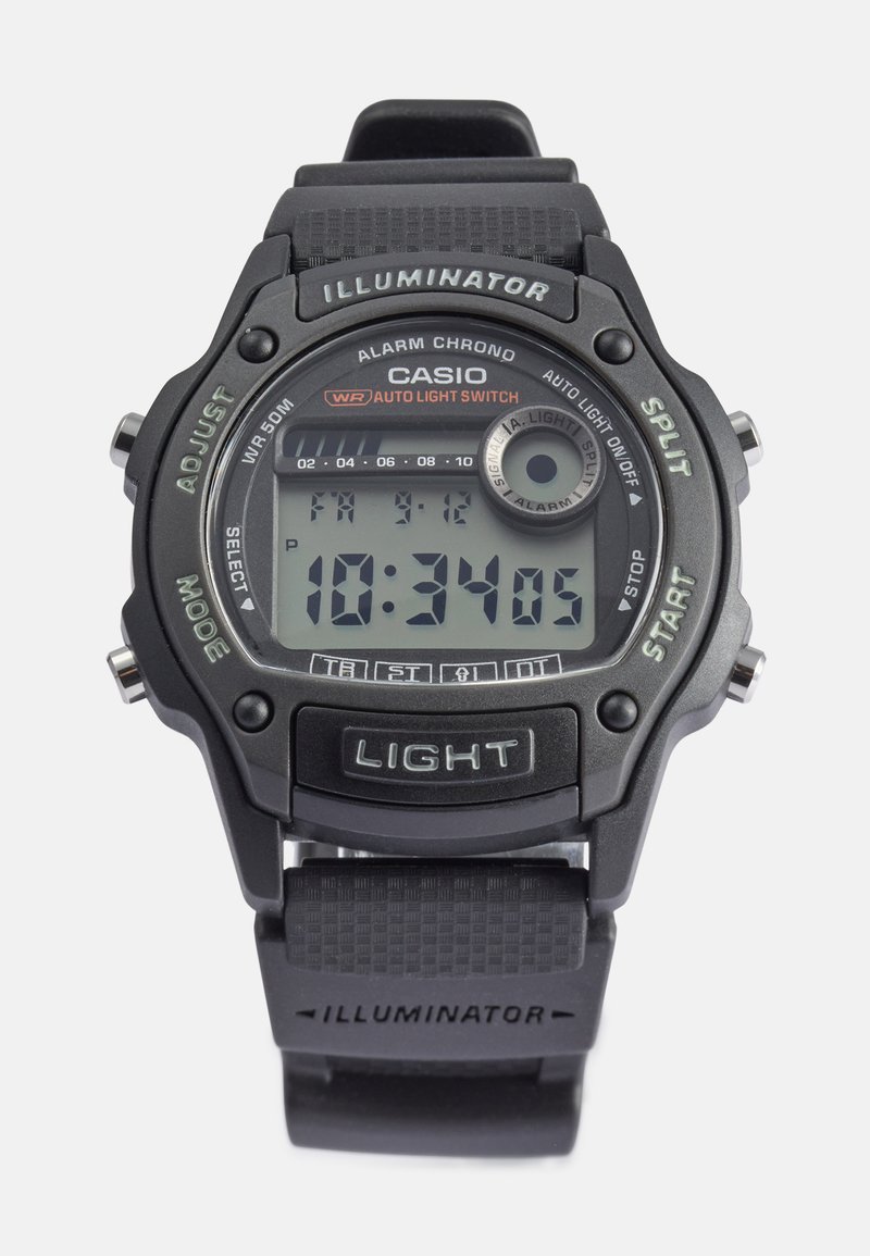 Orologio digitale nero con cinturino in plastica. Presenta un display LCD grigio, più pulsanti e un'etichetta "Illuminator" sul cinturino. Resistente all'acqua fino a 50 m.