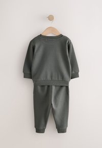 Dunkelgrünes, weiches Trainingsanzug-Set aus Stoff mit einem Sweatshirt mit Rundhalsausschnitt und verjüngten Hosen, beide mit gerippten Bündchen und Saum.