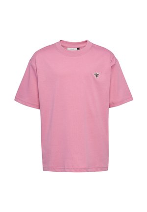 Roze katoenen t-shirt met korte mouwen, ronde hals en een klein gedrukt logo op de linkerborst. Soepele textuur, normale pasvorm.