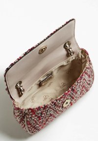 Mała prostokątna torebka z wielokolorową dzianinową powierzchnią, beżową podszewką w wzór oraz złotym łańcuszkiem i zapięciem.