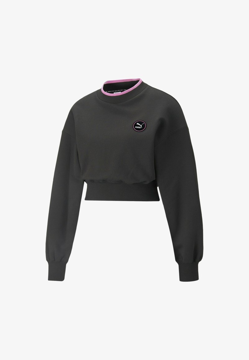 Sweat-shirt court noir à manches longues, poignets et ourlet côtelés, col rond bordé de rose, et petit logo rond Puma sur la poitrine.