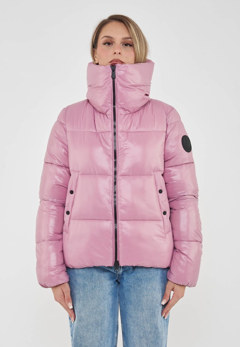 Giacca puffer rosa con alto colletto, chiusura con zip, tasche laterali e dettagli neri. Materiale liscio e lucido con un aspetto e una sensazione trapuntati.