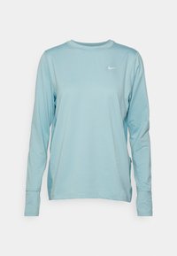 Langärmliges, hellblaues Sportshirt aus glattem Stoff, mit Rundhalsausschnitt und kleinem weißen Nike-Logo auf der linken Brust.