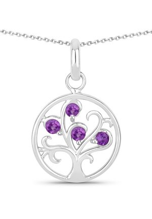 Silberanhänger mit einem kreisförmigen Design und einem Baum-Motiv. Drei lila Edelsteine sind in die Äste eingefasst und zeigen filigrane Details.