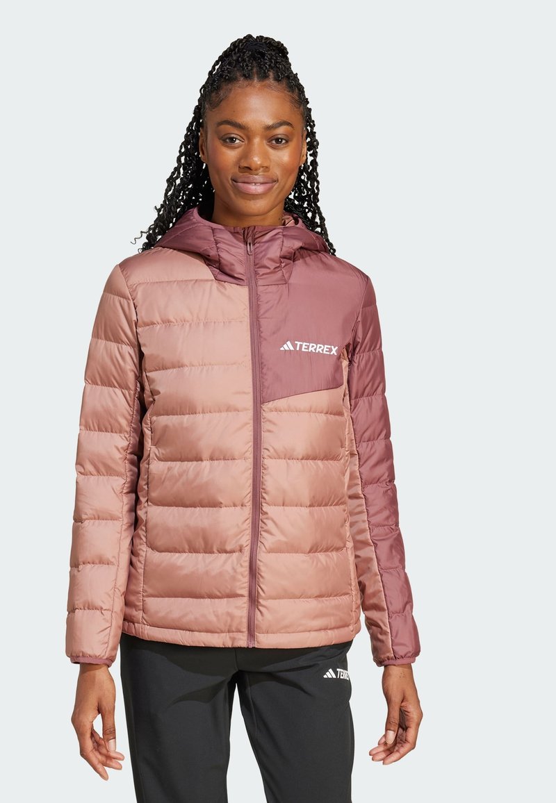 Giacca imbottita con cappuccio, caratterizzata da un gradiente di colore che va dal rosa chiaro al rosa scuro, texture trapuntata e un logo sul petto.