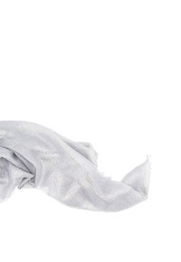 Sciarpa grigia chiaro in tessuto morbido, caratterizzata da una leggera lucentezza, bordi irregolari e una forma fluida, adatta per essere sovrapposta.