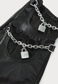 Pochette en cuir noir avec une bandoulière en chaîne, comportant deux poches, des ouvertures élastiques et des accents de cadenas en argent sur une surface texturée.