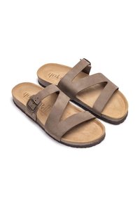 Bruine suède sandalen met kruislings verstelbare bandjes en een verstelbare gespsluiting. Voorzien van een gevoerd bruin voetbed en een gestructureerde rubberen zool.