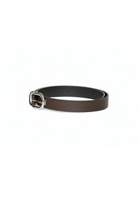 Bruine leren riem met een gladde textuur en een zilveren metalen gesp. Voorzien van gaten voor aanpassing en een strak, minimalistisch ontwerp.
