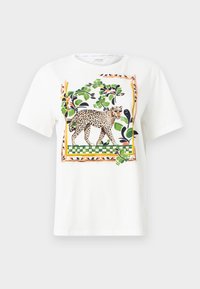 Λευκό T-shirt με κοντά μανίκια, διακοσμημένο με πολύχρωμο τύπωμα λεοπάρδαλης και πράσινα φυλλώδη φυτά, περικλεισμένα από περιφερειακό μοτίβο στην μπροστινή πλευρά.