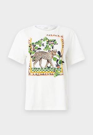 Λευκό T-shirt με κοντά μανίκια, διακοσμημένο με πολύχρωμο τύπωμα λεοπάρδαλης και πράσινα φυλλώδη φυτά, περικλεισμένα από περιφερειακό μοτίβο στην μπροστινή πλευρά.