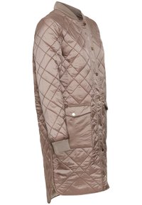 Prošívaný dlouhý kabát v taupe s hladkým, lesklým povrchem. Obsahuje žebrovaný límec, patentky a boční kapsy.