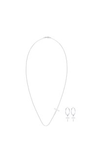 Silbernes Schmuckset mit einer dünnen Kettenhalskette, die ein Kreuz-Anhänger trägt, und passenden Creolen mit Kreuzakzenten.
