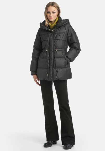 Črna, podložena puhovka s kapuco, z quilted oblikovanjem, elastičnim pasom in zlatimi dodatki.