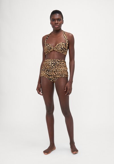 Bikini set s leopardím vzorom, ktorý obsahuje bandeau top s prekrúteným dizajnom a vysoko pásové nariadené spodky, vyrobené z hladkej tkaniny.