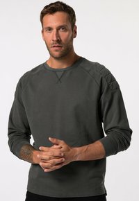 Donkergrijze sweatshirt met lange mouwen, geribde manchetten en schouderdetails. Heeft een ronde halslijn en een gladde stoffen structuur.