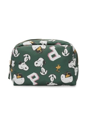 Grüne Reißverschlusstasche mit sich wiederholenden Snoopy- und Woodstock-Cartoonfiguren sowie rosa-weißen Buchstaben P auf dem Stoff.