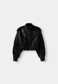 Veste en cuir noire coupée avec un col montant, épaulettes, taille élastique et deux poches avant. Texture lisse avec une finition brillante.