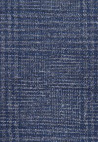 Denim z tkaniny o teksturowanym splocie w różnych odcieniach niebieskiego, z subtelnymi jasnymi plamami, które tworzą dynamiczny, teksturowany wygląd.