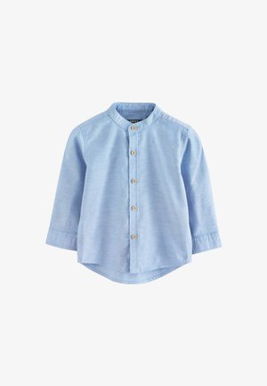 Svetlomodrá košeľa s dlhým rukávom, mandarínskym golierom, zapínaním na gombíky a zaobleným lemom. Vyrobená z mäkkej látky s hladkou textúrou.