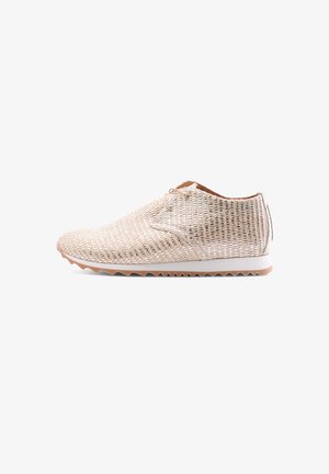 Beige gewebte Schuhe mit einer glatten Textur, runder Zehenpartie, Schnürung an der Vorderseite und einer leichten Gummisohle mit Zickzackprofil.