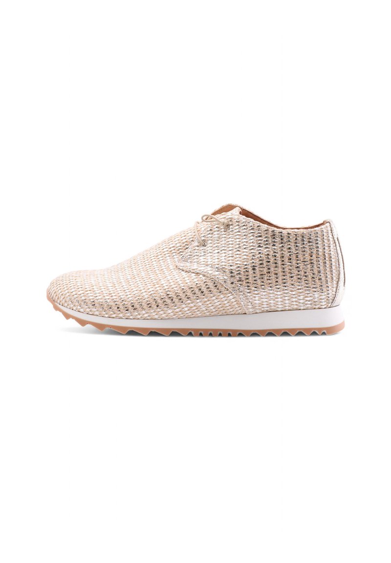 Scarpe tessute beige con una texture liscia, punta arrotondata, chiusura a lacci e una leggera suola in gomma con dettaglio a battistrada a zigzag.