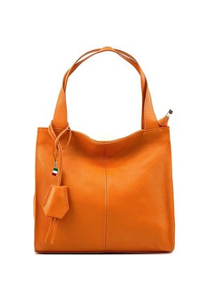 Sac fourre-tout en cuir orange avec deux poignées, surface texturée, un dessus zippé et un charme hexagonal amovible.