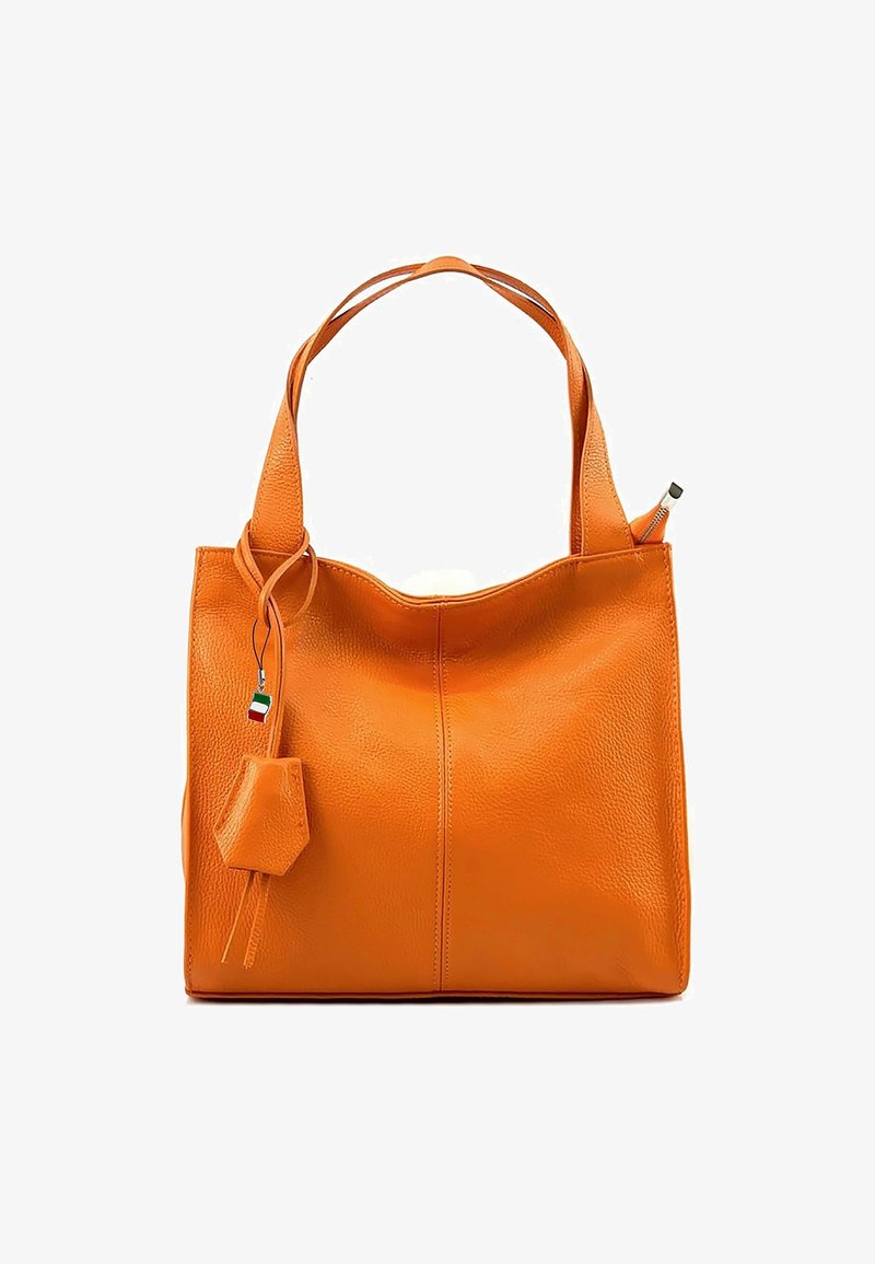 Oranje leren tote bag met twee handvatten, gestructureerd oppervlak, een ritssluiting aan de bovenkant, en een afneembare hexagonale charme.