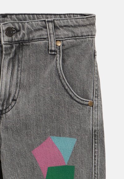 Pelēki džinsu bikses ar daudzkrāsainu ģeometrisku apdruku (rozā, zaļganzila, zaļa) augšstilbā, ar zelta toņa aparatūru un standarta kabatas dizainu.