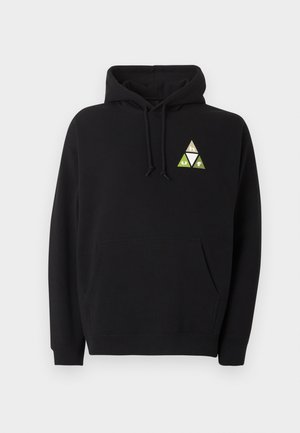 Must kapuutsiga dressipluus esiküljel taskuga ning vasakul rinnal väike kolmetooniline kolmnurga kujuline logo, millel on tähed "h", "u" ja "f".