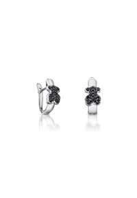Pendientes en tono plata con forma de ositos de peluche, con piedras negras incrustadas para dar textura y detalle. Cierre articulado para un uso seguro.